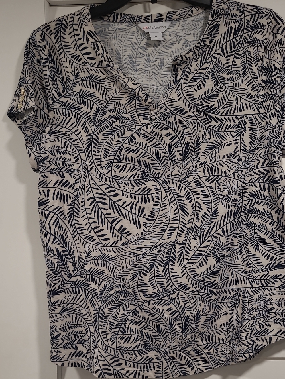 Liz Claiborne Navy and Cream Leaf-Print Short Sleeve V-Neck Top